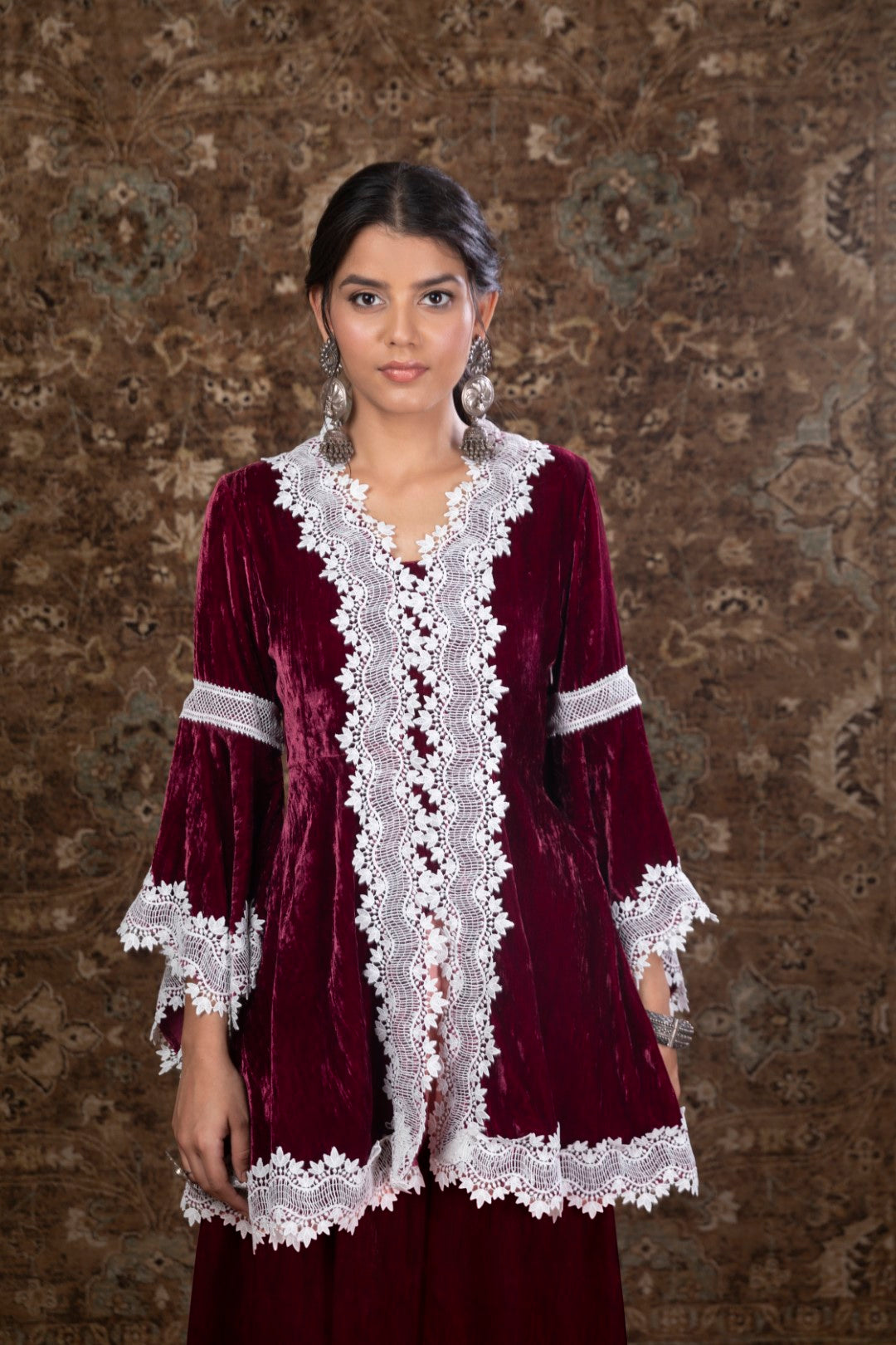 https://cdn.shopify.com/s/files/1/0088/4031/4931/files/Makhmal_Pine_Wine_Kurta.mov?2165