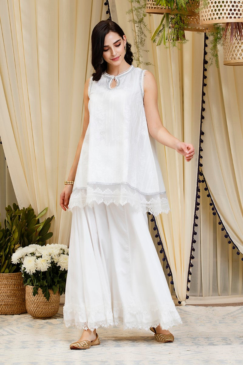 https://cdn.shopify.com/s/files/1/0088/4031/4931/files/MULMUL_BLOSSOM_WHITE_KURTI_WITH_BLOSSOM_SHARARA.mp4?v=1586773238