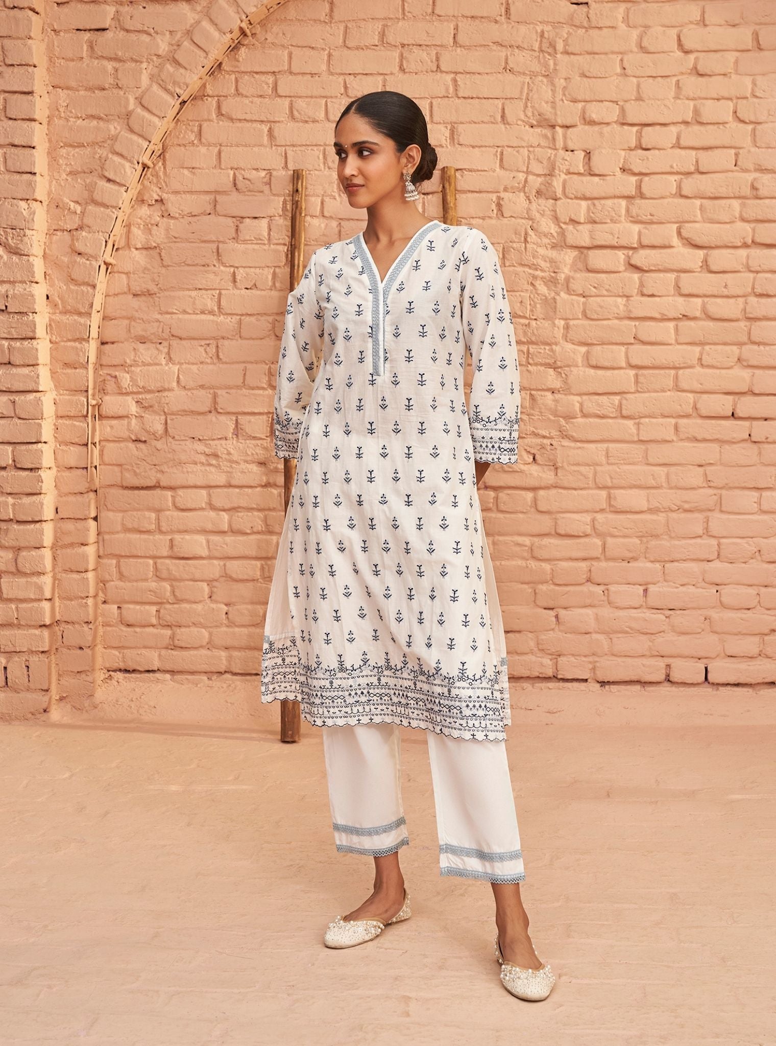 Mulmul Cotton Nyra Off White Kurta With Mulmul Cotton Nyra Off White Pant