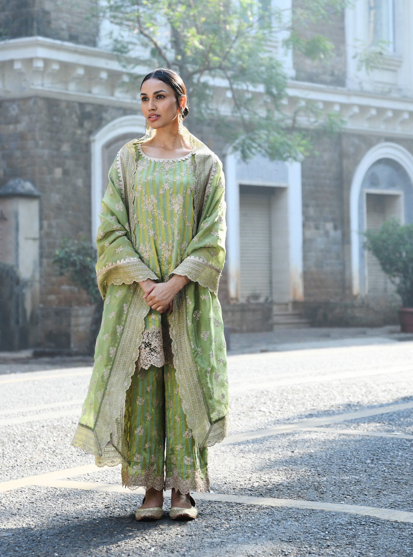 Mulmul Banarsi Paheri Green Kurta With Mulmul Banarsi Paheri Green Pant