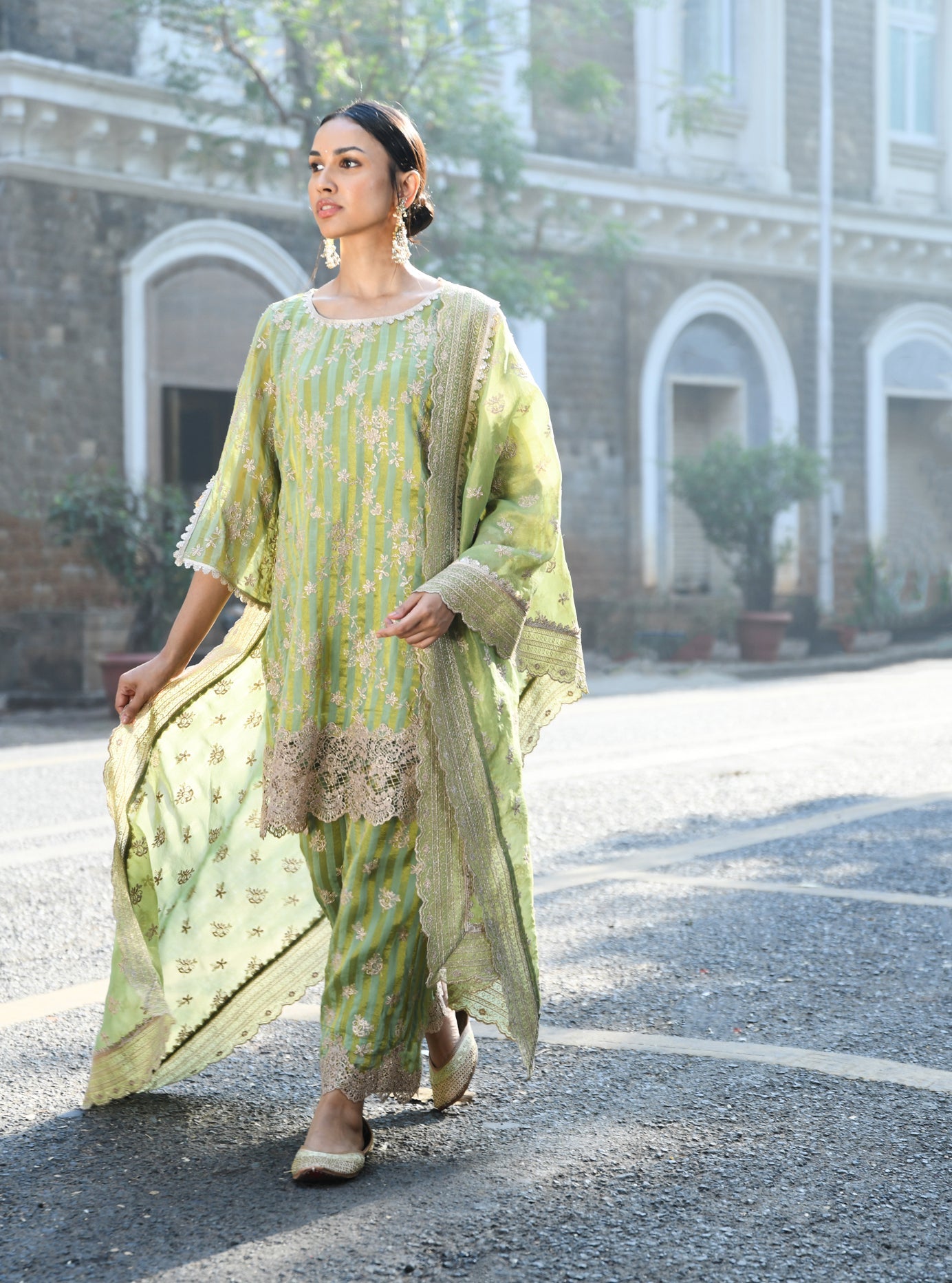 Mulmul Banarsi Paheri Green Kurta With Mulmul Banarsi Paheri Green Pant