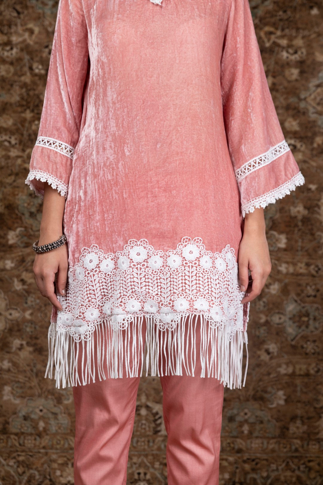 https://cdn.shopify.com/s/files/1/0088/4031/4931/files/Makhmal_Fern_Kurta.mov?2165