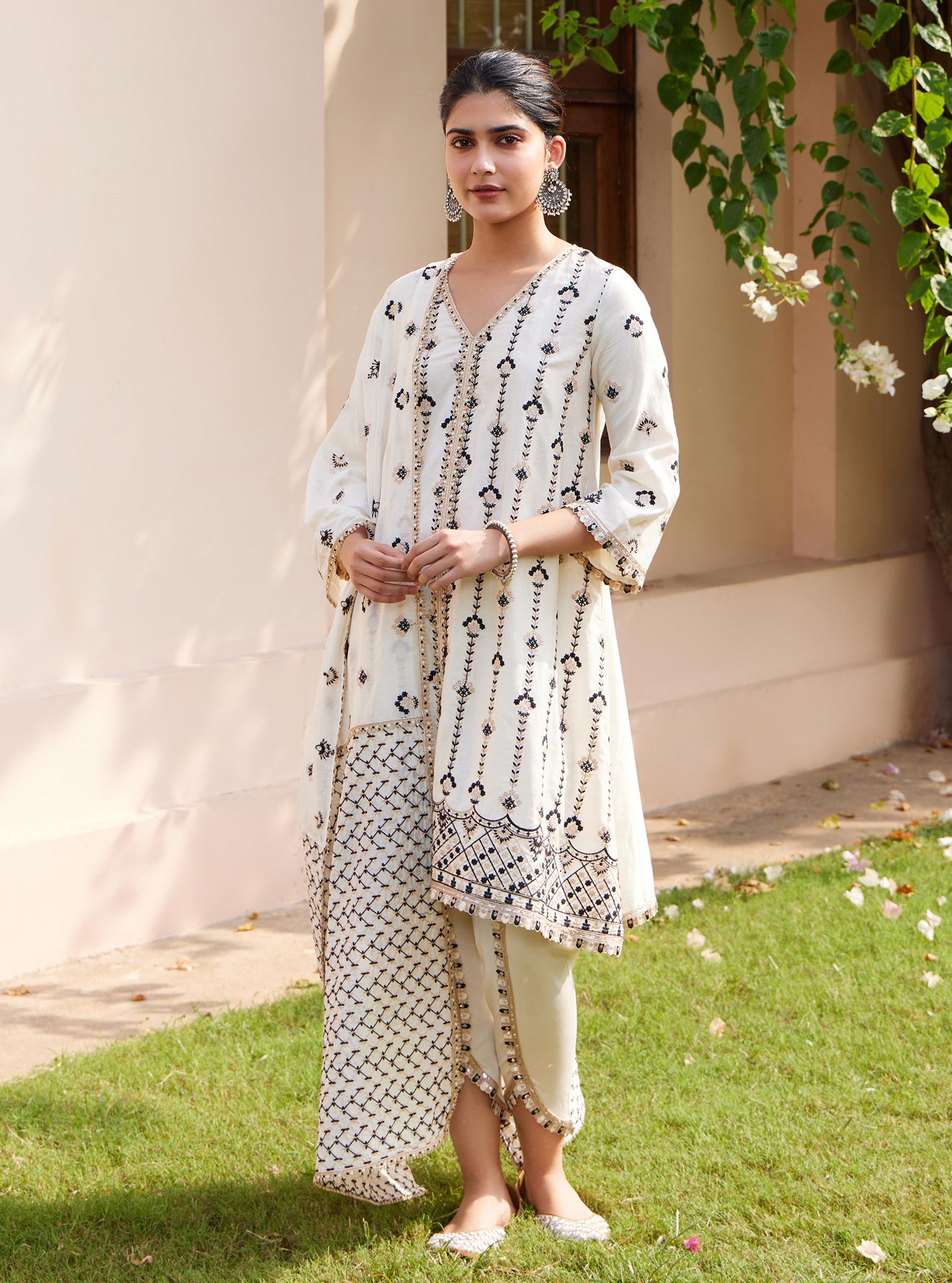 Mulmul Pima Suvasi Off white Kurta with Mulmul Pima Suvasi Off white Pant