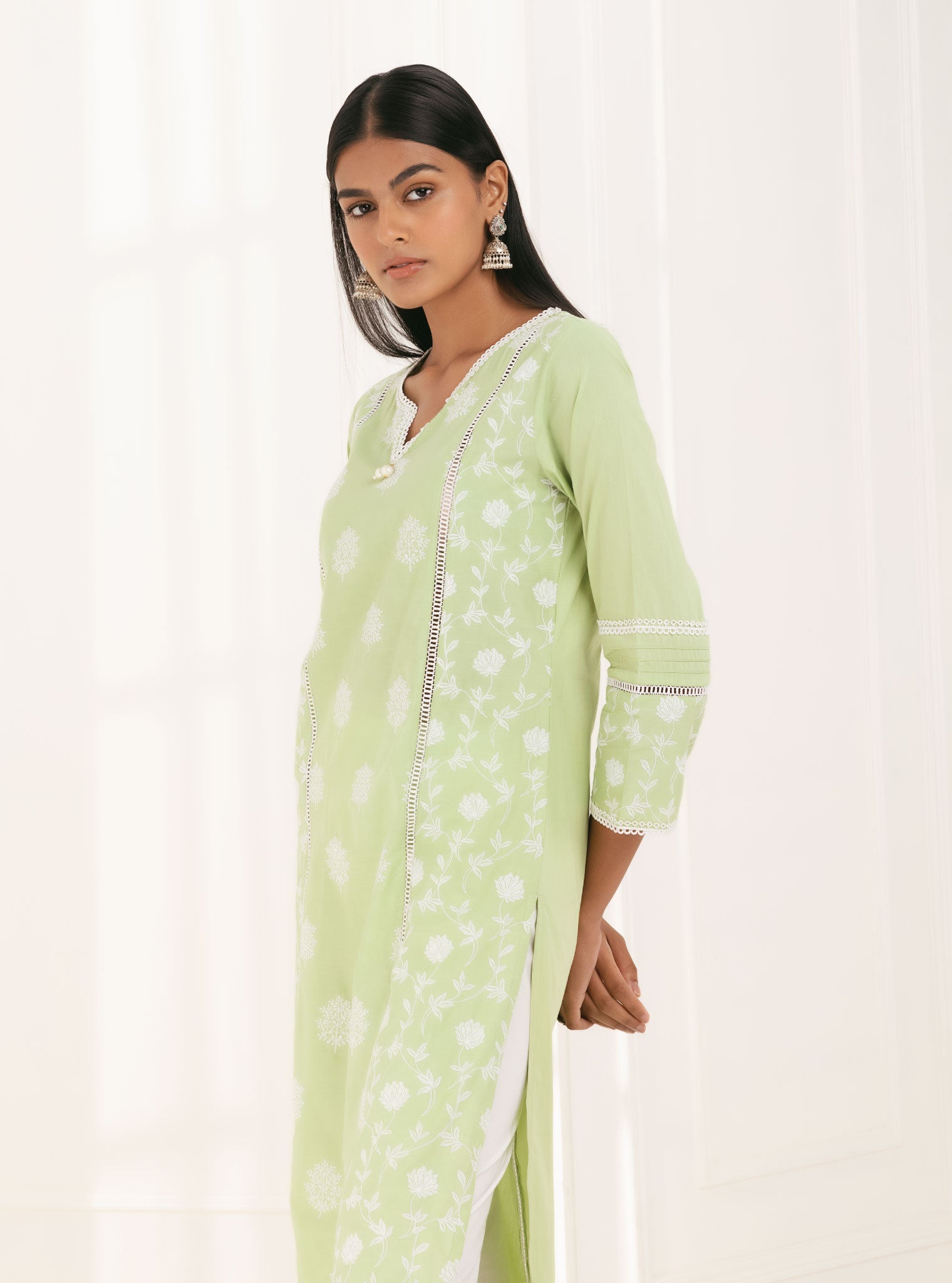 Mulmul Cotton Kannur Green Kurta With Emb Organza White Scallop pant